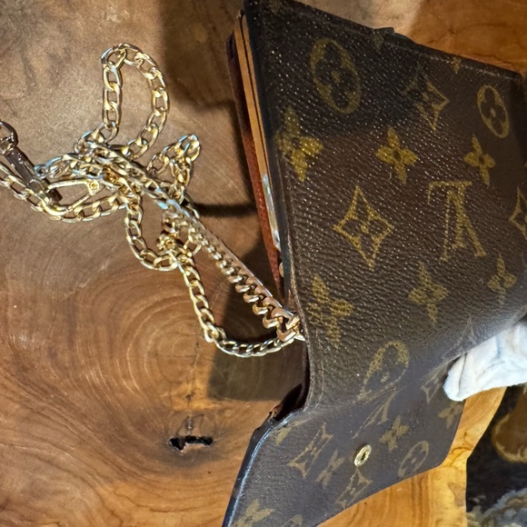 Louis Vuitton
Vintage Viennois Wallet - Picture 9 of 14